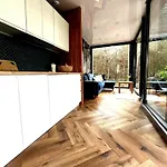 아파트 Przeszklony Tiny House W Lesie Tomczyn