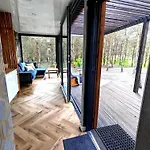 Przeszklony Tiny House W Lesie 아파트