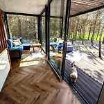 Przeszklony Tiny House W Lesie 아파트 *