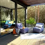 Przeszklony Tiny House W Lesie Tomczyn