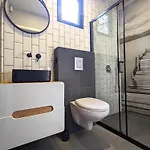 아파트 Przeszklony Tiny House W Lesie