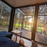 아파트 Przeszklony Tiny House W Lesie Tomczyn