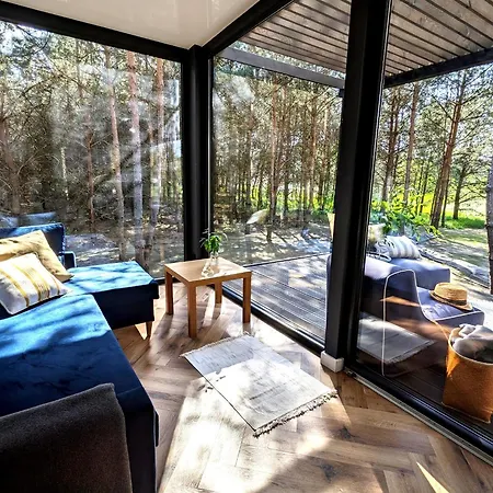 Przeszklony Tiny House W Lesie *