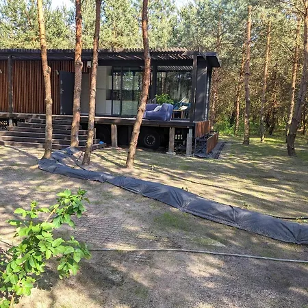 Przeszklony Tiny House W Lesie